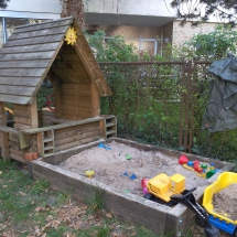 Spielhaus und Sandkasten im Garten